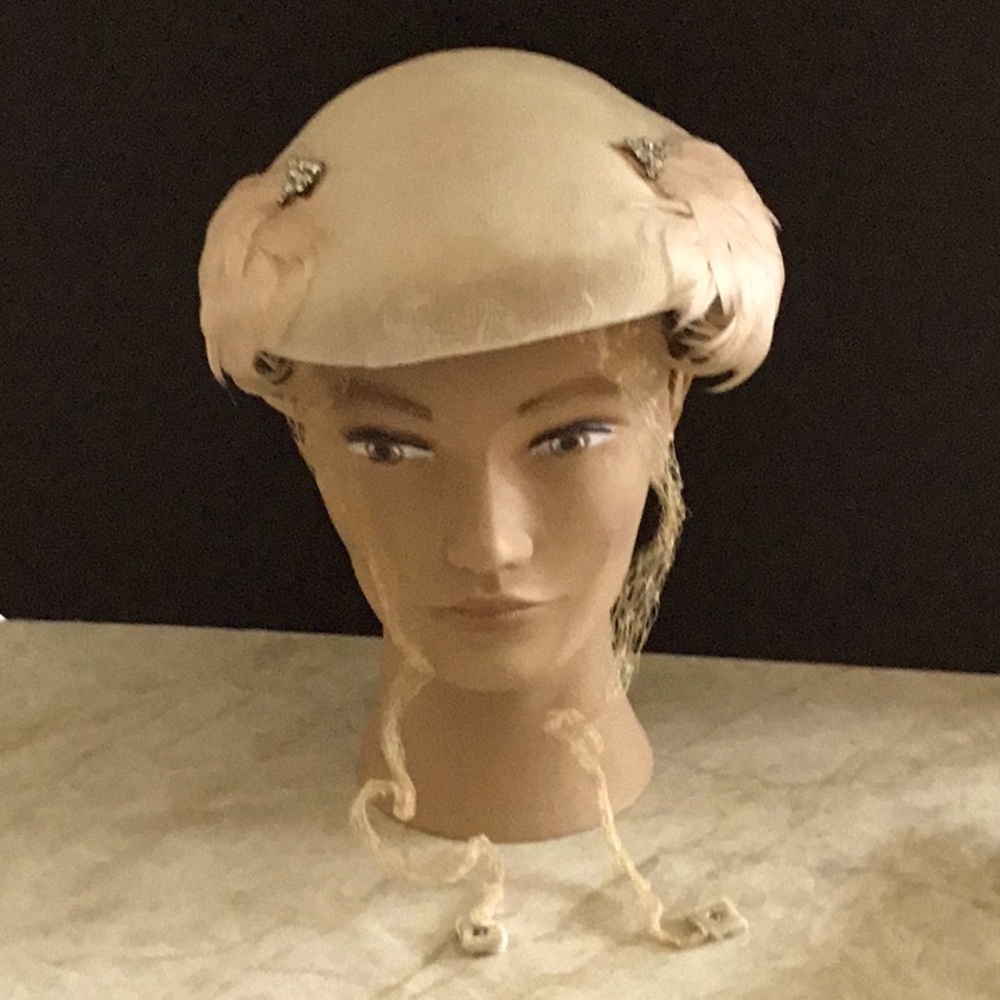 Vintage EUC Women’s Cream Velvet Hat with Feather and Rhinestone Accents